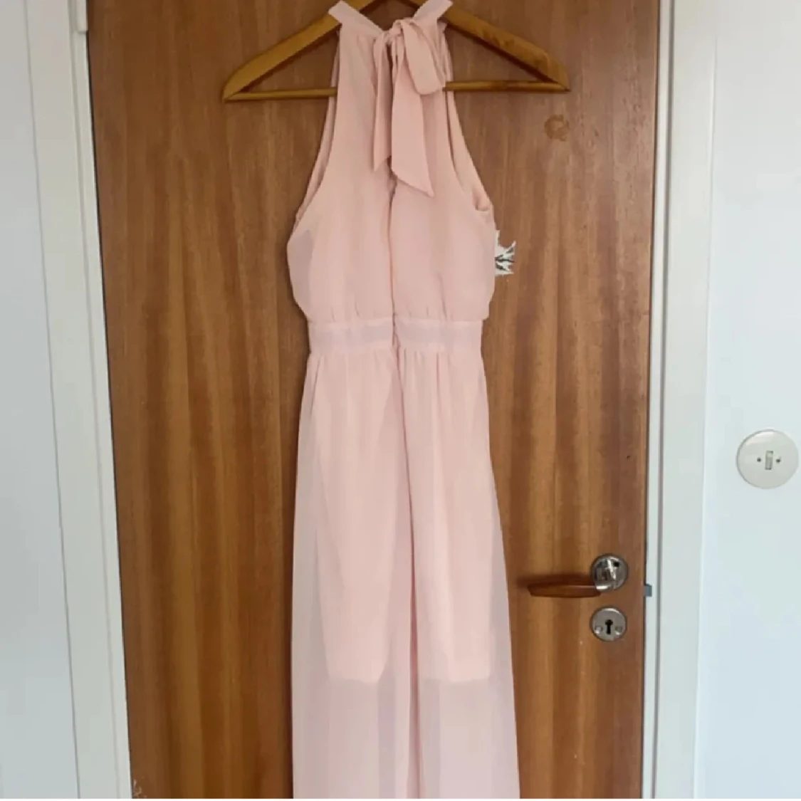 Ljusrosa långklänning med halterneck - 1