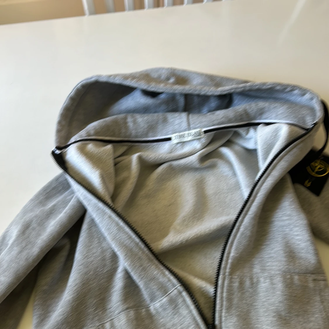 Grå hoodie med dragkedja från Stone Island - 3