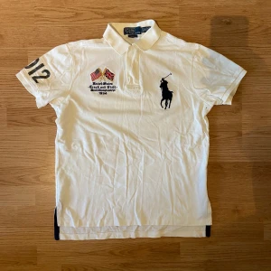 Ralph Lauren USA Polo / Pike - !skicka bud för snabb affär! Tvärfet Ralph lauren usa pike, storlek M i jätte bra skick. Sedd på capo.  Skriv om ni undrar någonting 📲
