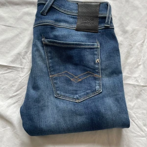 Replay anbass jeans - Ett par feta replay anbass jeans, använda fåtal gånger och har sjukt bra pass form med hyperflex! Är navy blue färg på dom, dom är perfekta för dig som vill ha lite nutids stil!