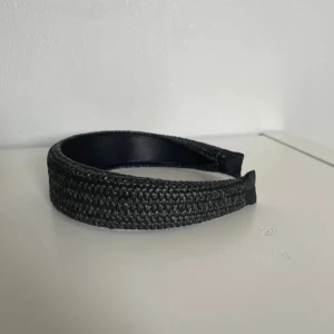 Svart flätat diadem - Säljer ett diadem som inte används 
