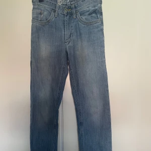Blå lågmidjade jeans  - Säljer ett par väl använda blåa raka lågmidjade jeans. Märket är okänt.  storlek s/m
