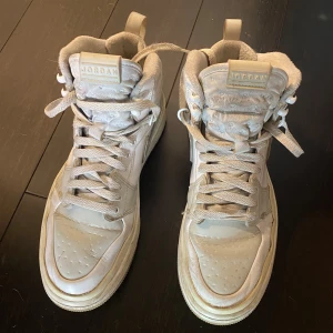 Beiga Nike Air Jordans mid - Säljer ett par beiga Nike Air Jordans mid. Endast använda en säsong så skicket är fint! 