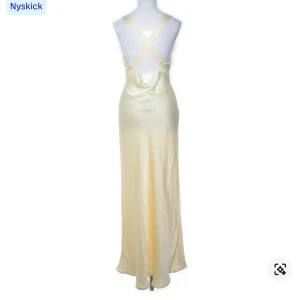 Gul balklänning - super gullig balklänning köpt på sellpy!! Aldrig använd. Passar mig som brukar ha S. Öppen i ryggen. Köpt för 1200kr