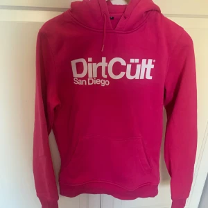 Rosa hoodie från DirtCült - Använd fåtal gånger, är hel och fin