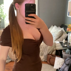 Brun croppad topp med v-ringning - Säljer en brun croppad topp med v-ringning och korta ärmar. Snygg och enkel modell som passar perfekt till jeans eller kjol. Toppen har en smickrande passform och är superbekväm.