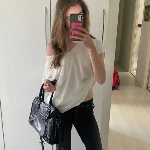 Vit blus 🥰 - Säljer vit blus som man kan styla på många olika sätt🥰är storlek M-L men kan passa till xs-s om man vill ha en lite oversized look! 💗