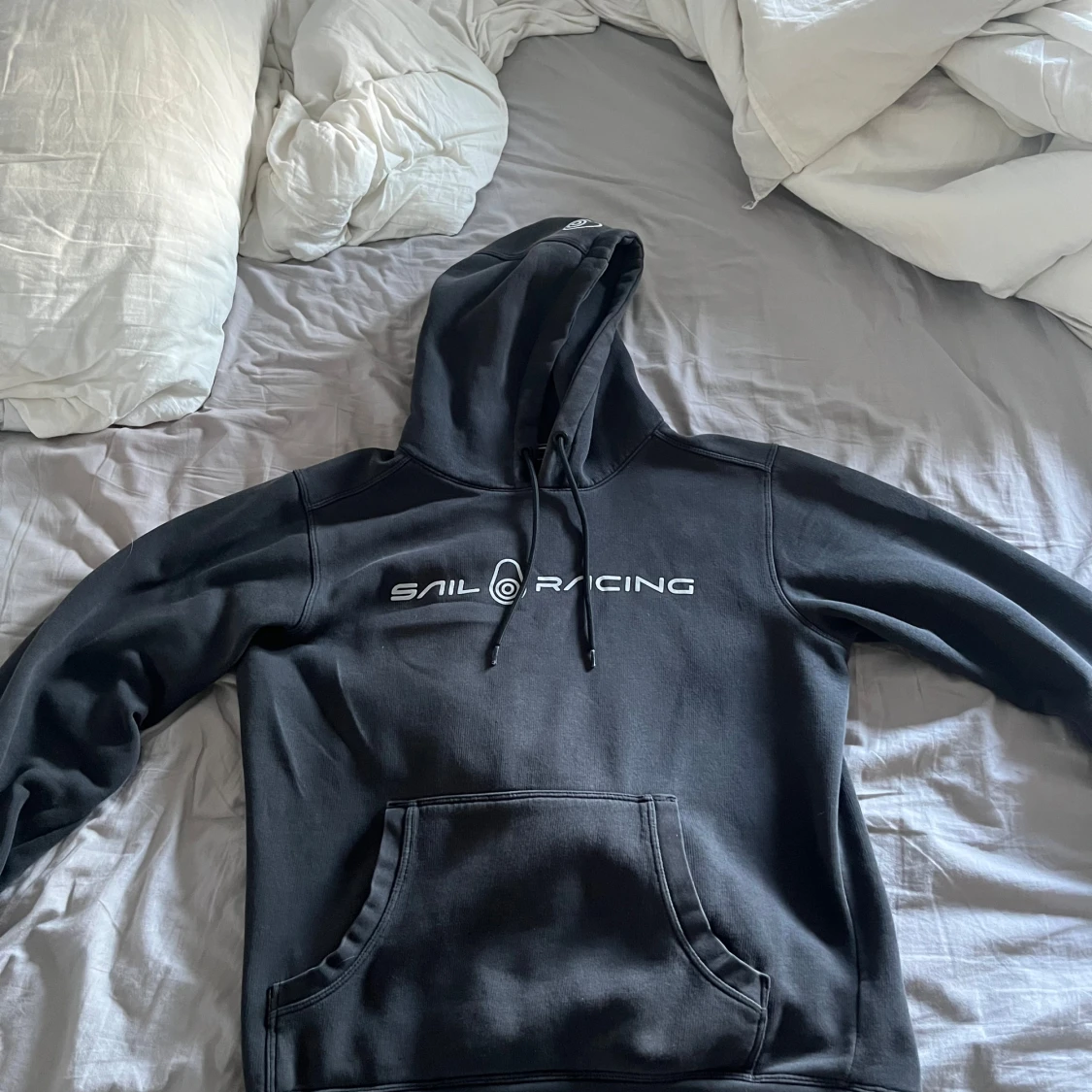 Svart hoodie från Sail Racing
