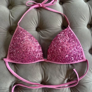 Calzedonia bikini topp  - Calzedonia bikini överdel! Jättefint skick! Köpt på Vinted! Lappen med storleken är borta men skulle säga att den passar B/C kupa🩷 