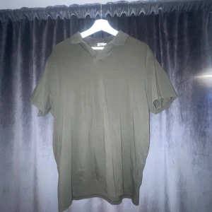 Grön Filippa K pike - Hej, säljer nu min gröna Filippa k pike eftersom den ej passar mig längre! Condition är:  9/10 Hör av dig om du har några frågor!