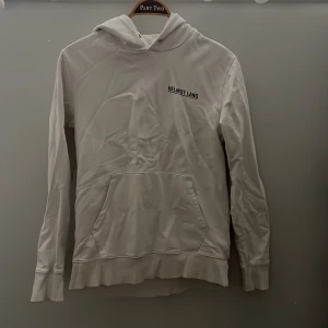 Vit hoodie från Helmut Lang - Säljer en vit hoodie från Helmut Lang. Hoodie är i väldigt bra skick och är endast lite skrynklig på bilderna eftersom den inte varit använd på ett tag. Passar perfekt till lite kallare sommardagar. Skriv vid minsta fundering💫