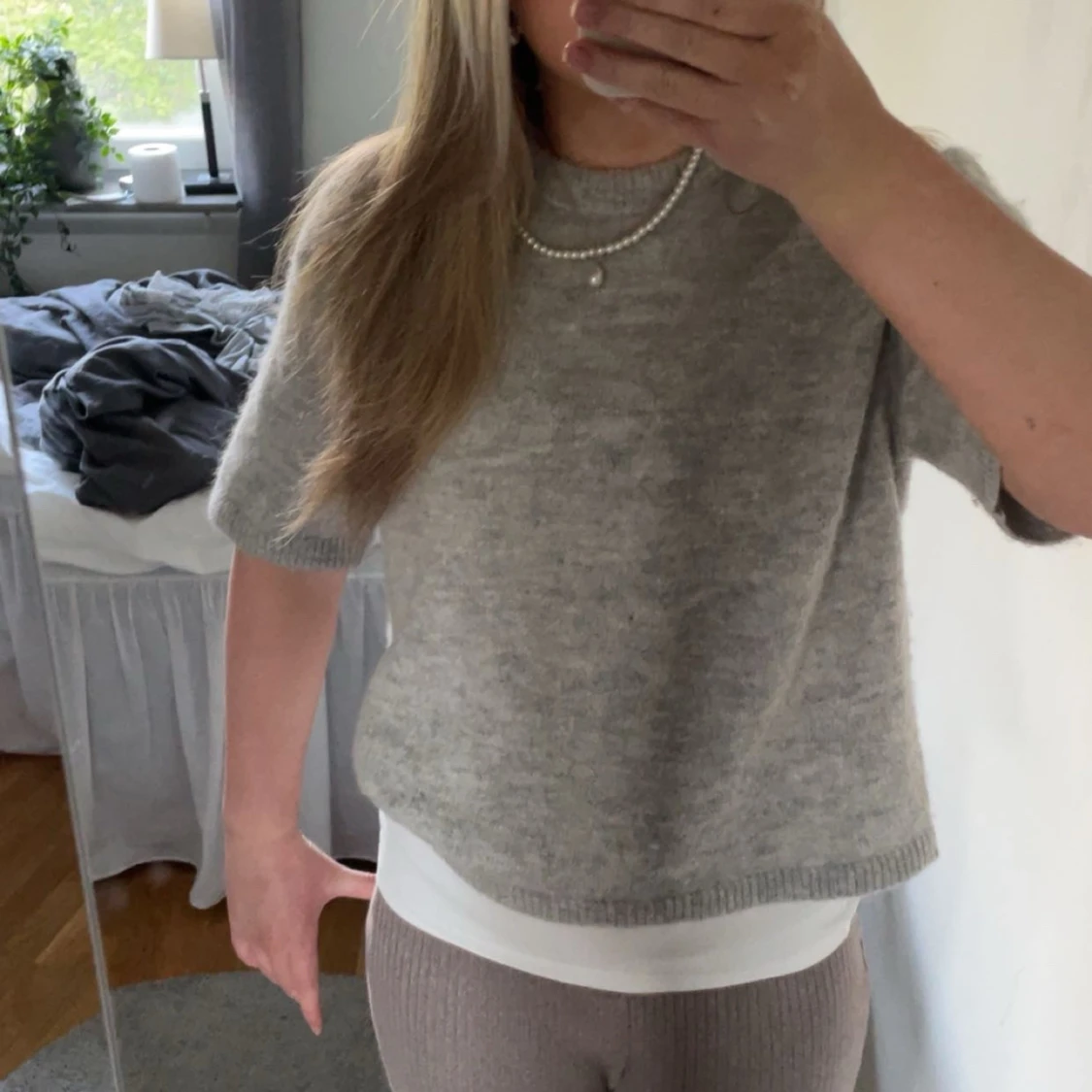 Ljusgrå stickad kortärmad tröja - 1