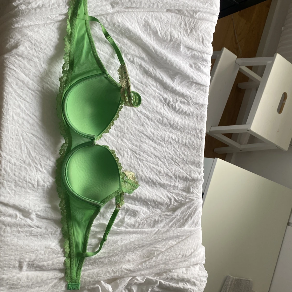 Grön spets-bh med broderade detaljer - 1