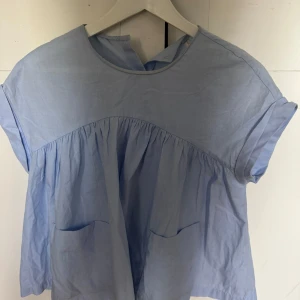 Blus med fickor - Super söt blus bed två fickor framtill, tre knappar back! Finns några fläckar men syns ej vid användning