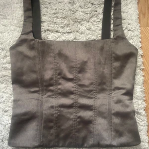 Militär grön korsett  - Militär grön korsett från Zara. Köpt för ungefär 2 år sedan. Skriv om ni vill ha fler bilder! Storlek S💗