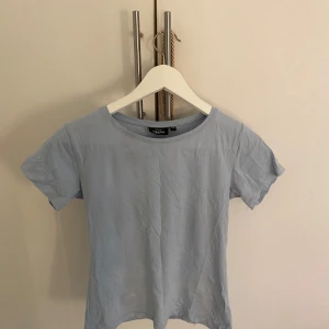 Blå T-shirt - Säljer denna då den inte kommer till användning längre 🌸 Om du är intresserad utav flera grejer i min profil så skriv till mig så kan jag göra en annons med det du önskar. Det blir billigare än bundle då köparavgiften inte blir lika hög. 
