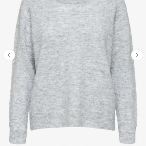 Stickad tröja - I bra skick lite nopprig men går såklart att få bort!