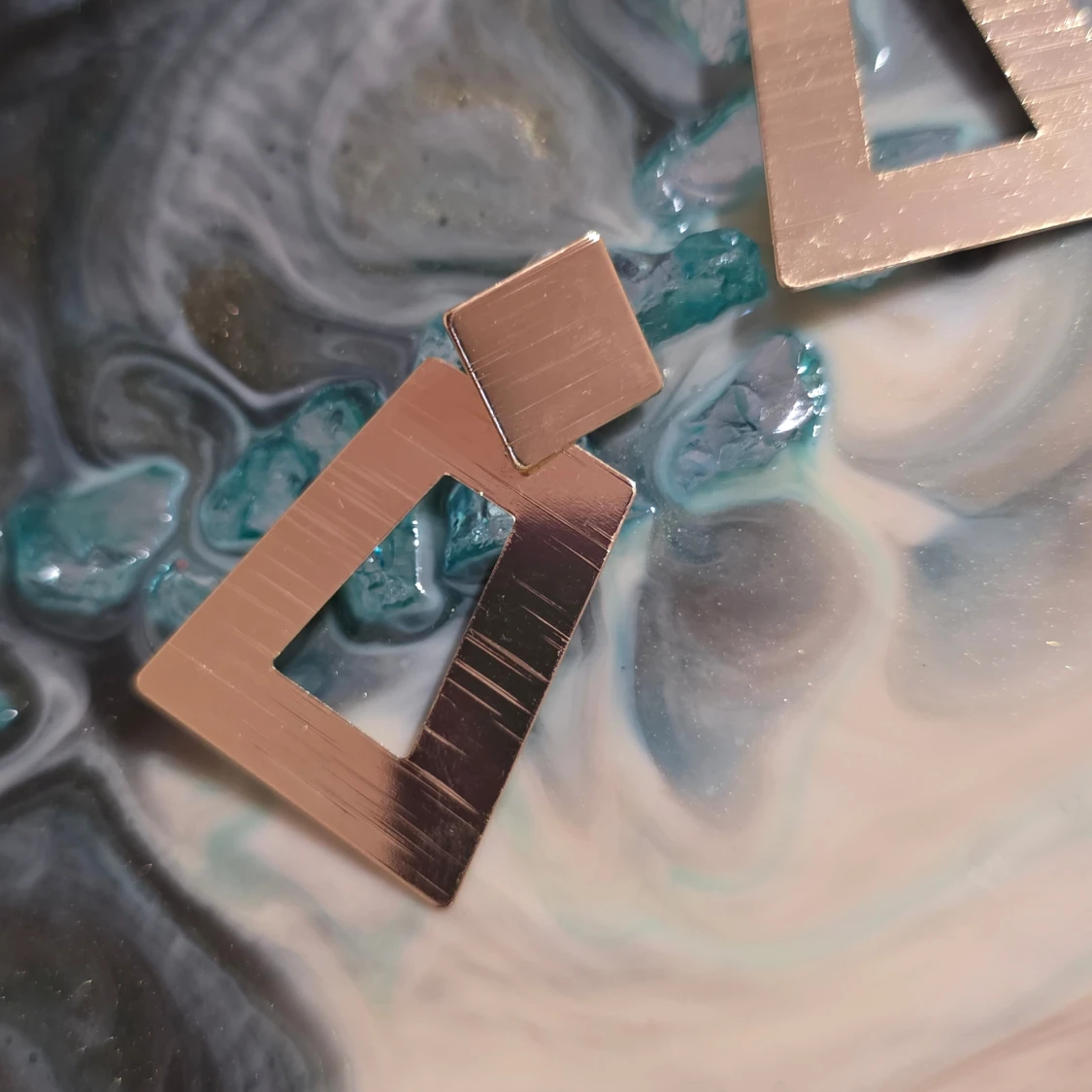 Geometriska örhängen i guld - 3