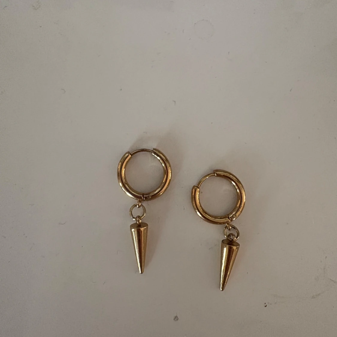 Guldiga peak hoops liknande örhängen - 1