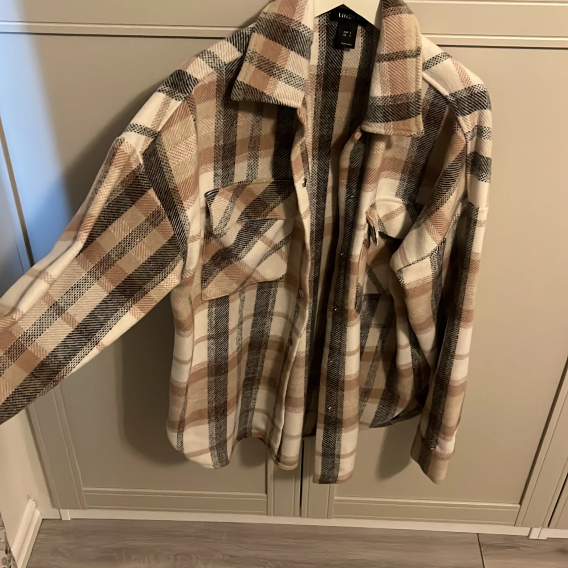 Rutig overshirt i beige och bruna toner från Lindex 