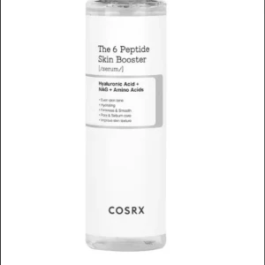 The 6 Peptide Skin Booster Serum - Säljer ett ansiktsserum från COSRX med hyaluronsyra, NAG och aminosyror. Produkten kommer i en genomskinlig plastflaska med vit etikett och svart pump. Perfekt för att återfukta och jämna ut hudtonen. Oöppnad.