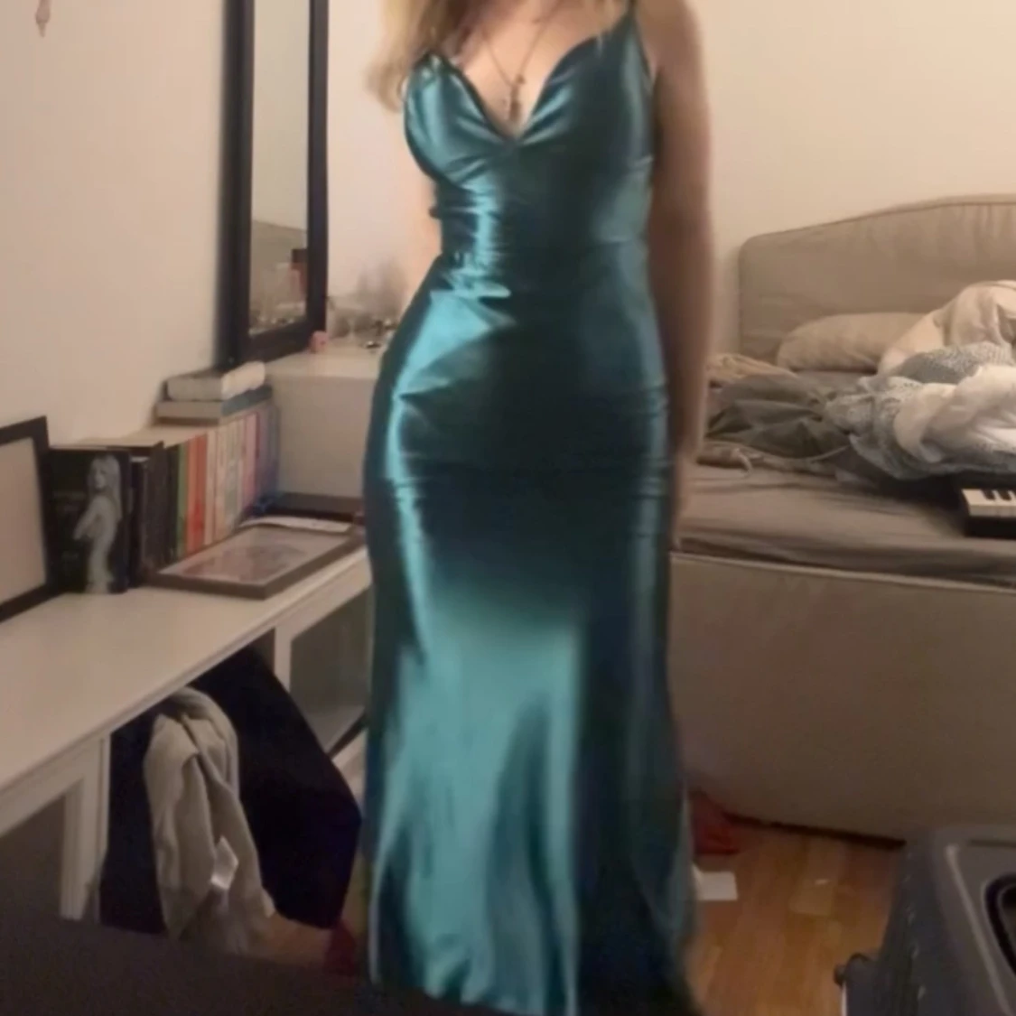 Grön långklänning i satin med öppen rygg - 1