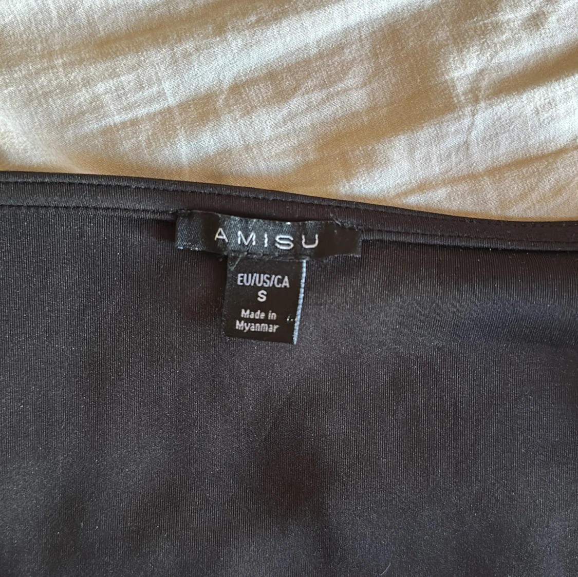 Svart croppad topp med dragkedja  - 2