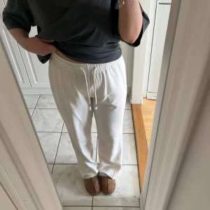 Vita mjukisbyxor - Från lager 157 i storlek M 