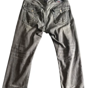 Gråa trueys - Gråa true religion jeans som jag ej använder längre men de e välanvända som man kan se på slitning på vänster ben framtill men de går o sy ihop. Priset kan diskuteras🙏