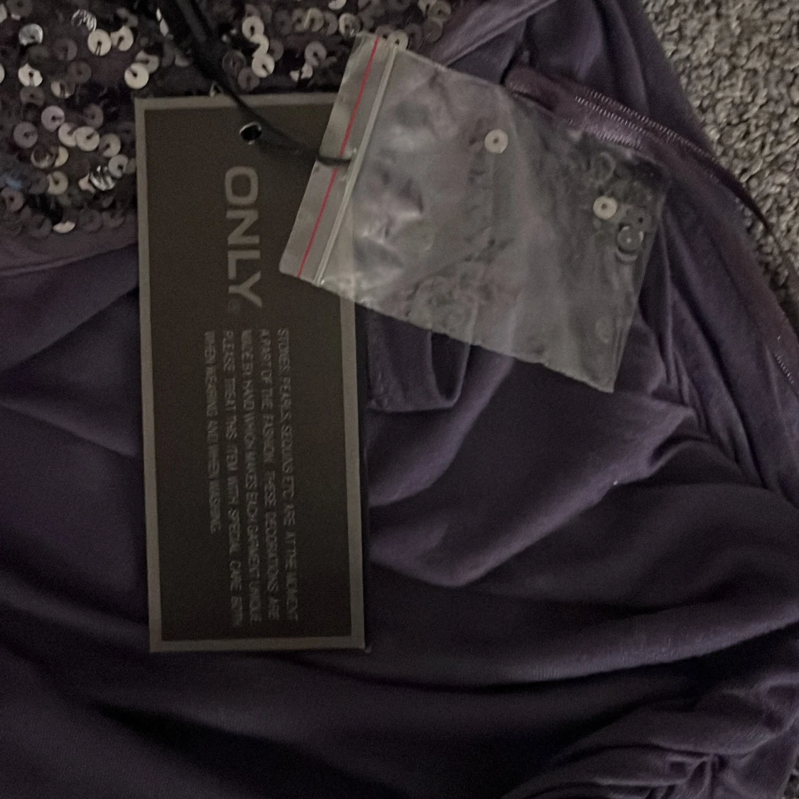 Lila paljetttröja från ONLY - 2