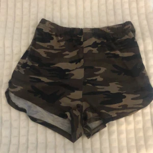 Camo shorts från SHEIN Teen - Säljer ett par camoflagemönstrade shorts från SHEIN Teen. De har elastisk midja och är i mjukt, lätt material. Perfekta för sommarens alla äventyr och riktigt sköna att ha på sig.