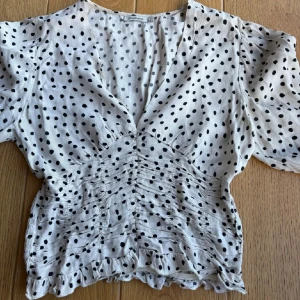 Vit blus med svarta prickar - Blus som är i storlek S🥰Köpte här på Plick men satt inte som jag ville på därför säljer jag ❤️