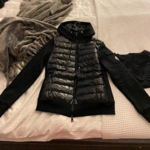 Moncler cardigan  - Säljer nu min jätte fina moncler cardigan,äktighets bevis medkommer såklart! Modellen heter Maglia och är köpt för 7910 och finns inte kvar att köpa på monclers egna sida💞kom privat för fler bilder eller funderingar💞För snabb affär så kan jag sälja jackan för 4500💕