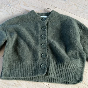 Grön kofta med knappar - Jätte fin mörkgrön kofta från Zara. Jätte mjukt stickat material och helt oanvänd. Lite kort men är jätte fin när man har ett linne under❣️