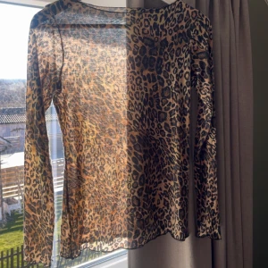 Leopardmönstrad intimissimi topp - Säljer en snygg leopardmönstrad tröja. Toppen är i ett lätt och bekvämt material och i bra skick då jag endast använt den två gånger.