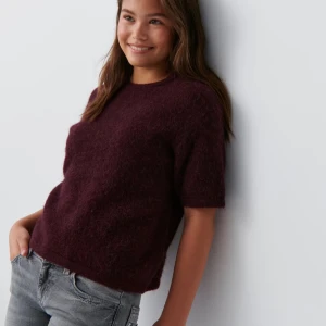 Vinröd stickad tröja med korta ärmar - Vinröd stickad tröja med korta ärmar från Gina Tricot💕Den är i storlek 170 och passar XS/S. Nypris är 200, mitt pris är 100💞