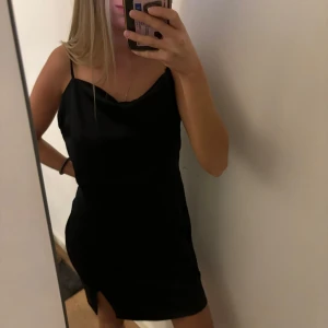 Svart satinklänning - Satinklänning i jättebra skick! Från bikbok i storlek L men justerbara band så passar nog flera storlekar 