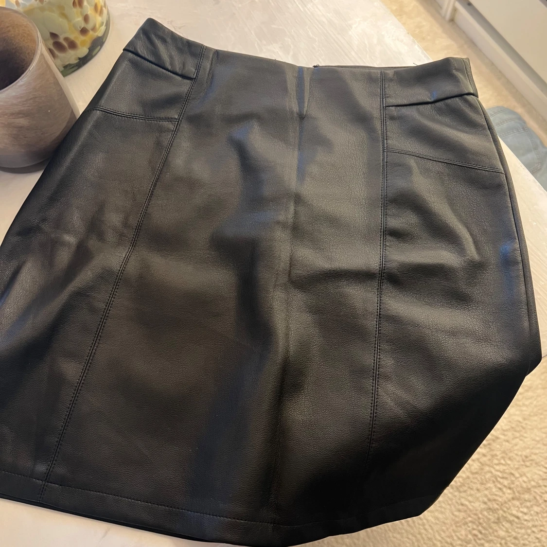 Svart kjol i skinnimitation - 3