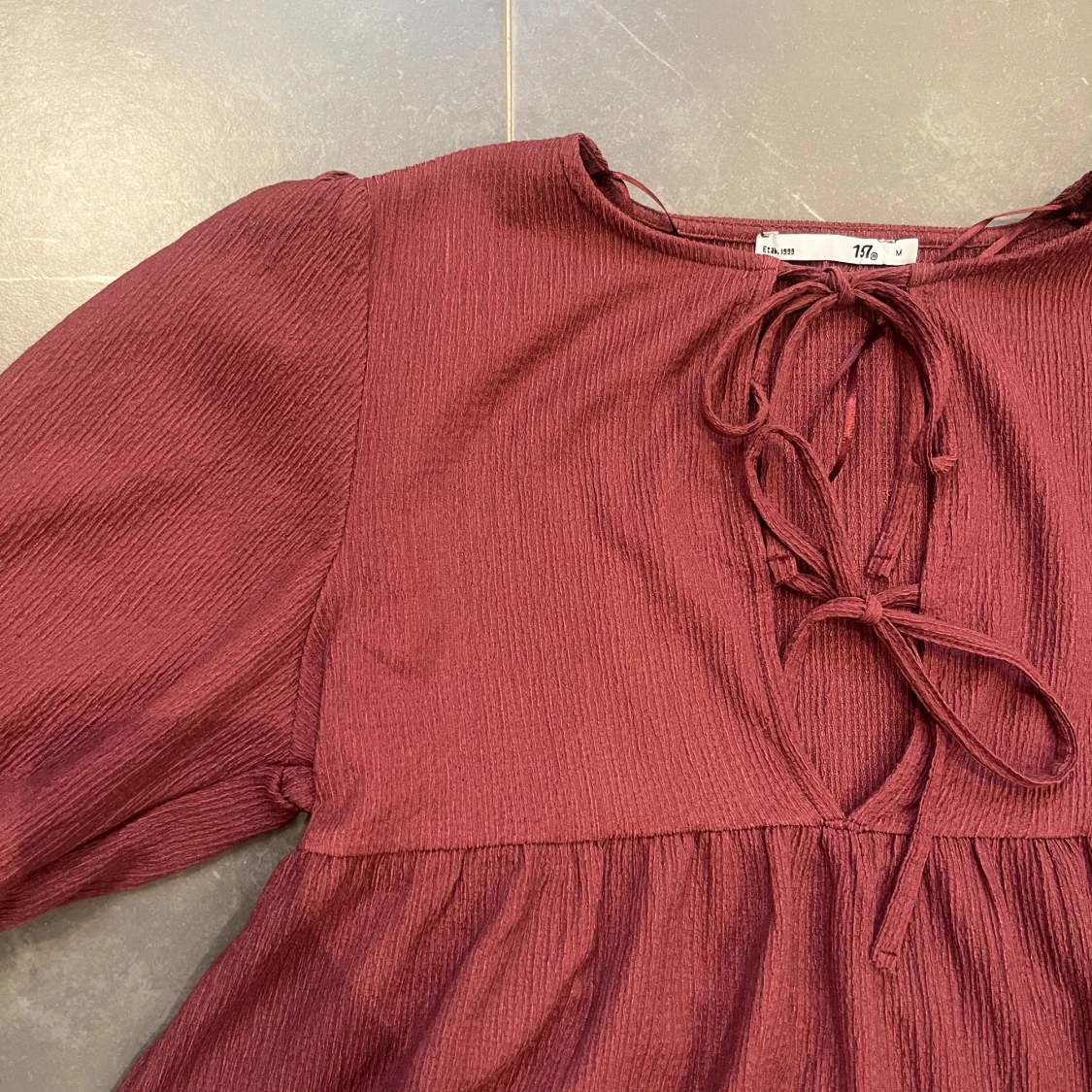 Vinröd blus med knytning från Etéa 1999 - 1