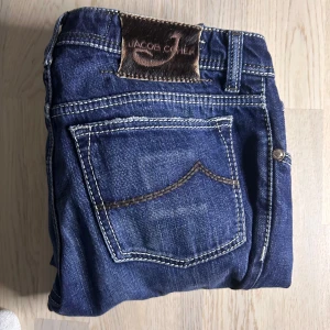 Jacob Cohen slim fit jeans - Mycket fint skick | Size 31 passar 30/34 | Sitter slim fit | modell 180 65 kg | Nypris 5000-7000 vårt pris 1299 |