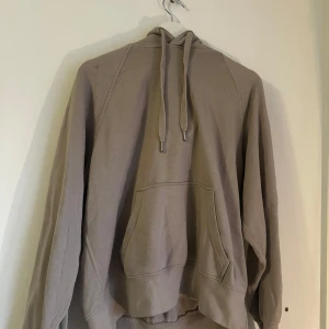 Beige hoodie med ficka - Tunn beige hoodie.