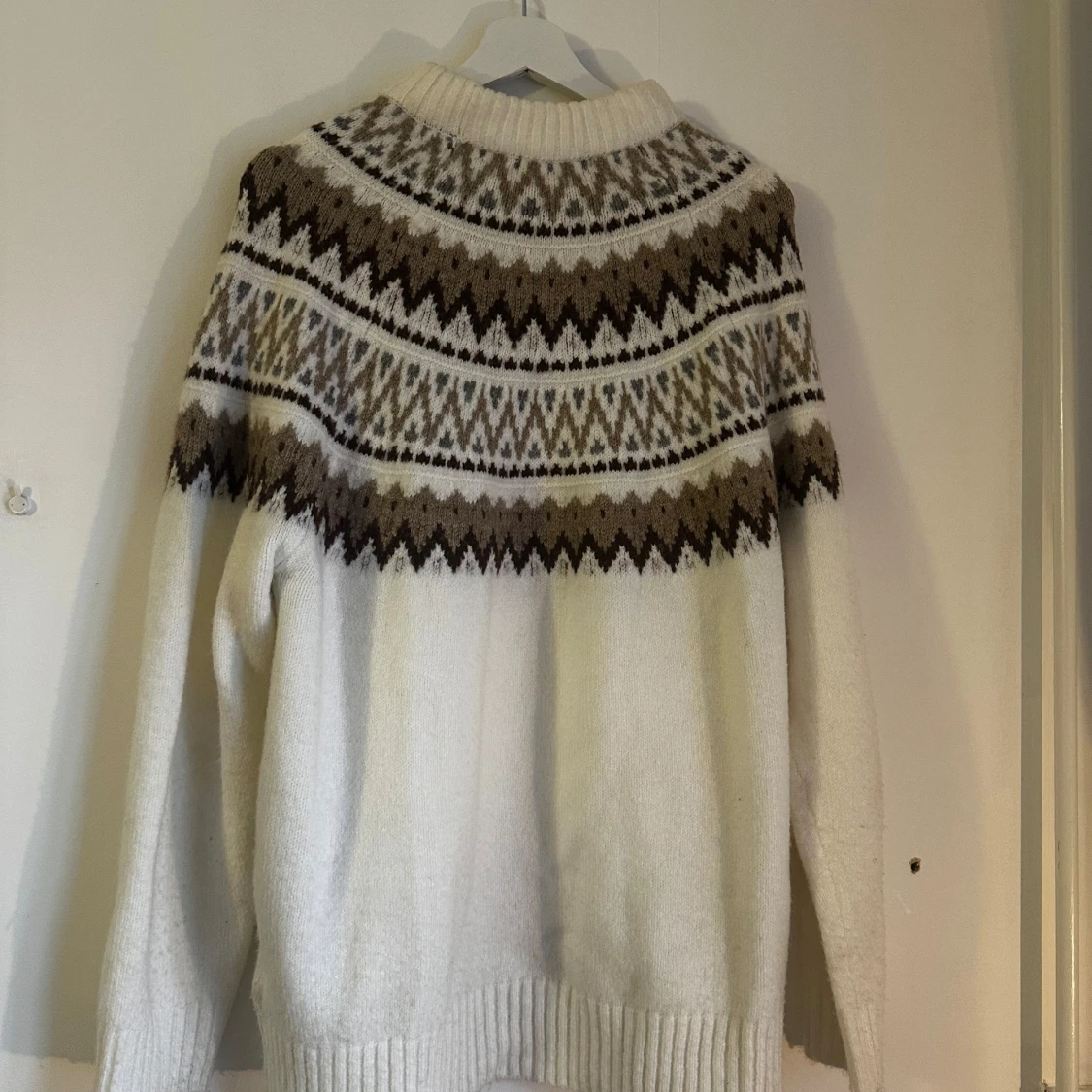 Vit stickad tröja med mönster