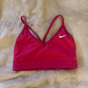 Rosa sporttopp från Nike - Snygg rosa sporttopp från Nike i storlek S