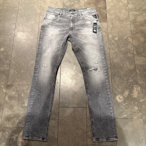 Replay jeans - Ett par helt nya och oanvända jeans från märket replay. Modellen heter Mickym och sitter som ett par vanliga anbass jeans och har storlek 34/34. Säljer dom pga att dom inte passade mig tyvärr, köpte dom helt nya från care of carl för 2199kr hör gärna av dig för frågor. (Priset är ej fast)