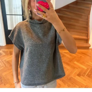 Stickad topp  - Kortärmad stickad tröja med lite hög krage❤️ bara använd få gånger 