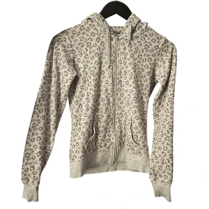 Kofta/Hoodie Leopard - Leopard kofta/hoodie med dragkedja från Cubus. Storlek XS. Köpt här på plick men kom aldrig till användning 