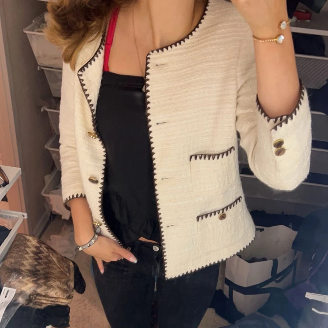 Vit kavaj med svarta detaljer