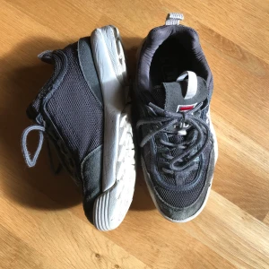 Fila sneakers  - Grå sneakers från fila, storlek 37 men de är små i storleken så de passar som en liten 36. Lite slitna, men hela och rena. 