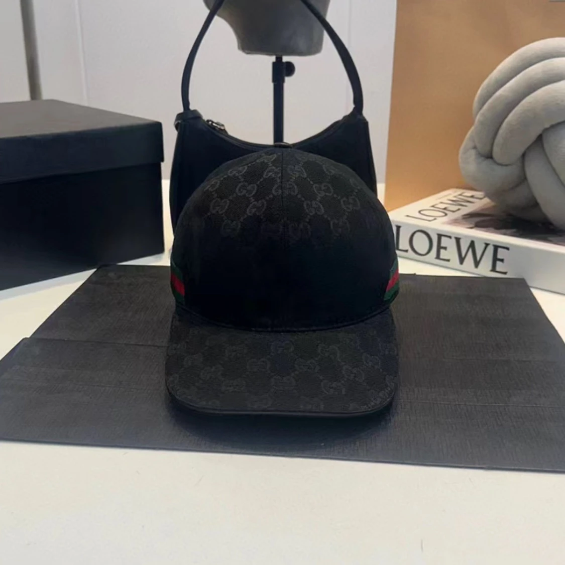 Svart gucci keps med mönster och ränder - 1