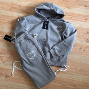 Carsicko tracksuits  - Säljer två tracksuits från Carsicko i grått och svart. Hoodiesarna har dragsko i midjan byxorna har elastisk midja med snörning. Perfekt för en avslappnad stil.